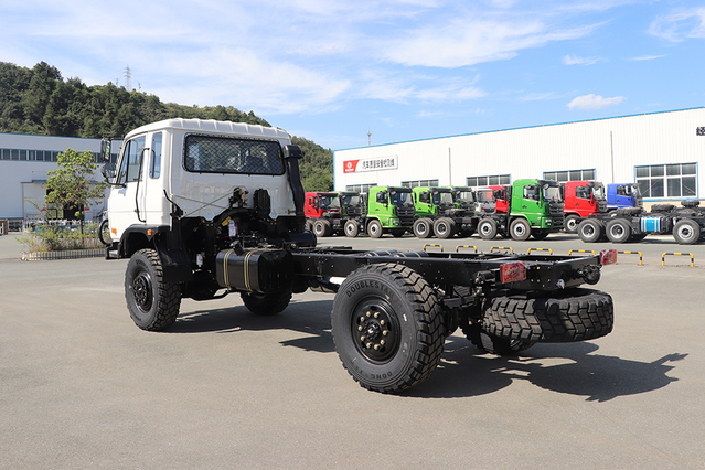 Chassi off-road EQ2070 com tração nas quatro rodas estendida DF_153 modificação de veículo especial_4 × 4 cabeça chata 170/190/210 cavalos de potência off-road de segunda classe