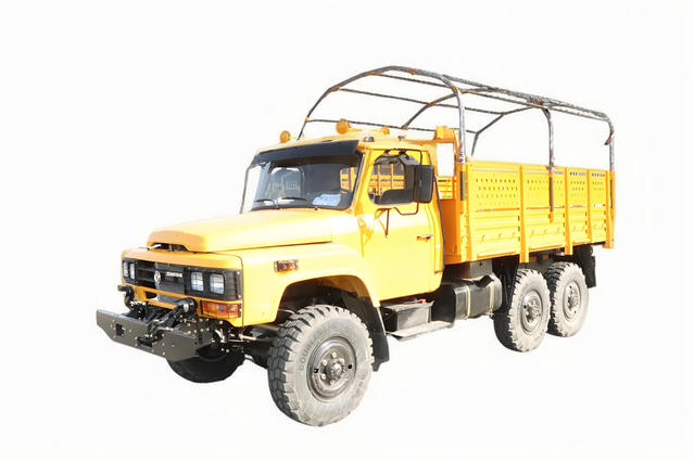 Caminhão especial off-road EQ2082_DF Canhão de aço pequeno de 2,5 toneladas com tração nas seis rodas 240 carga 170 cavalos de potência_6 * 6 caminhão de transporte de engenharia pontiagudo clássico 25Y
