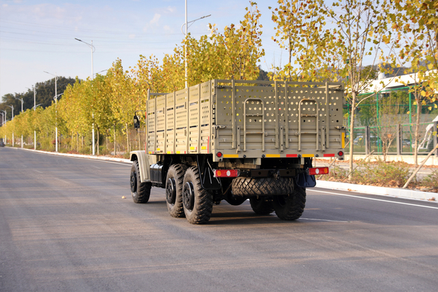 Veículo militar clássico EQ2100E6D com caixa de carga elevada_veículo de transporte com tração nas seis rodas 245 pontas 140_190 cavalos de potência 6 × 6 caminhão caminhão especial off-road