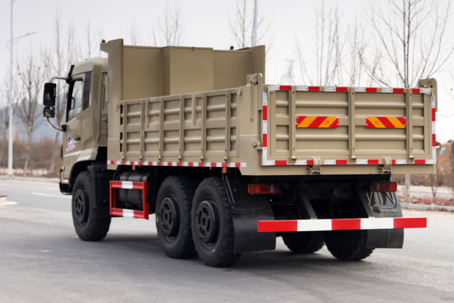 Exportar 210 cavalos de potência EQ2102G fabricante de caminhão especial off-road_Cummins 240/260/Weichai 190 personalizado com tração nas seis rodas 245 cabeça chata 153 configuração de caminhão de transporte_6 × 6 DF veículo militar clássico 10/12/15 // telefone de vendas de preço de transporte de pessoal de 20 toneladas