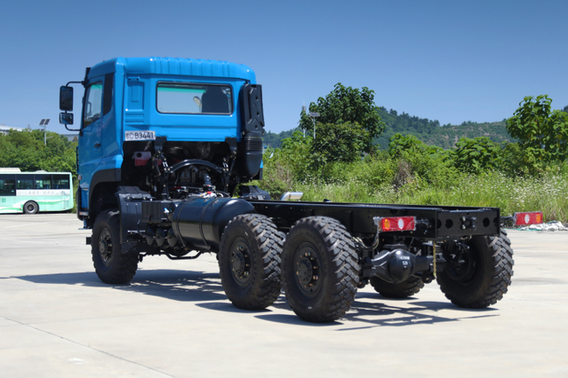 Fabricante de chassi de carga Yuchai 340 HP 6 × 6_Preço de exportação de caminhão basculante de carga personalizado de 15/20/25/30/35/40 toneladas_6 × 4 Cummins / 4 × 4 Weichai DF Número de telefone de vendas de configuração de plataforma de nível II de despejo clássico
